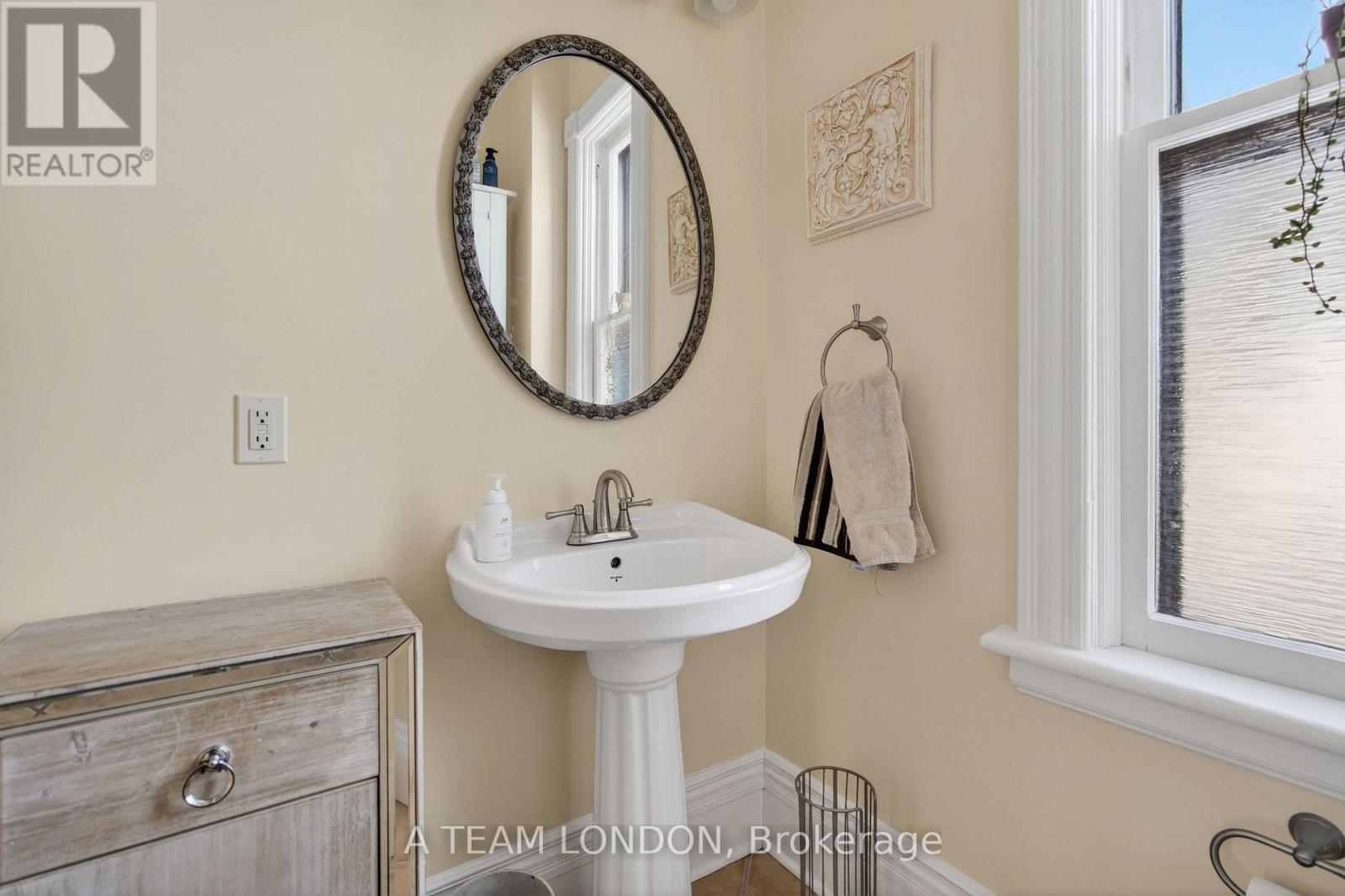 Photo 32 of 50 for 307 Ridout Street S