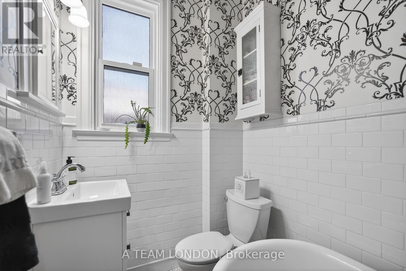 Photo 41 of 50 for 307 Ridout Street S