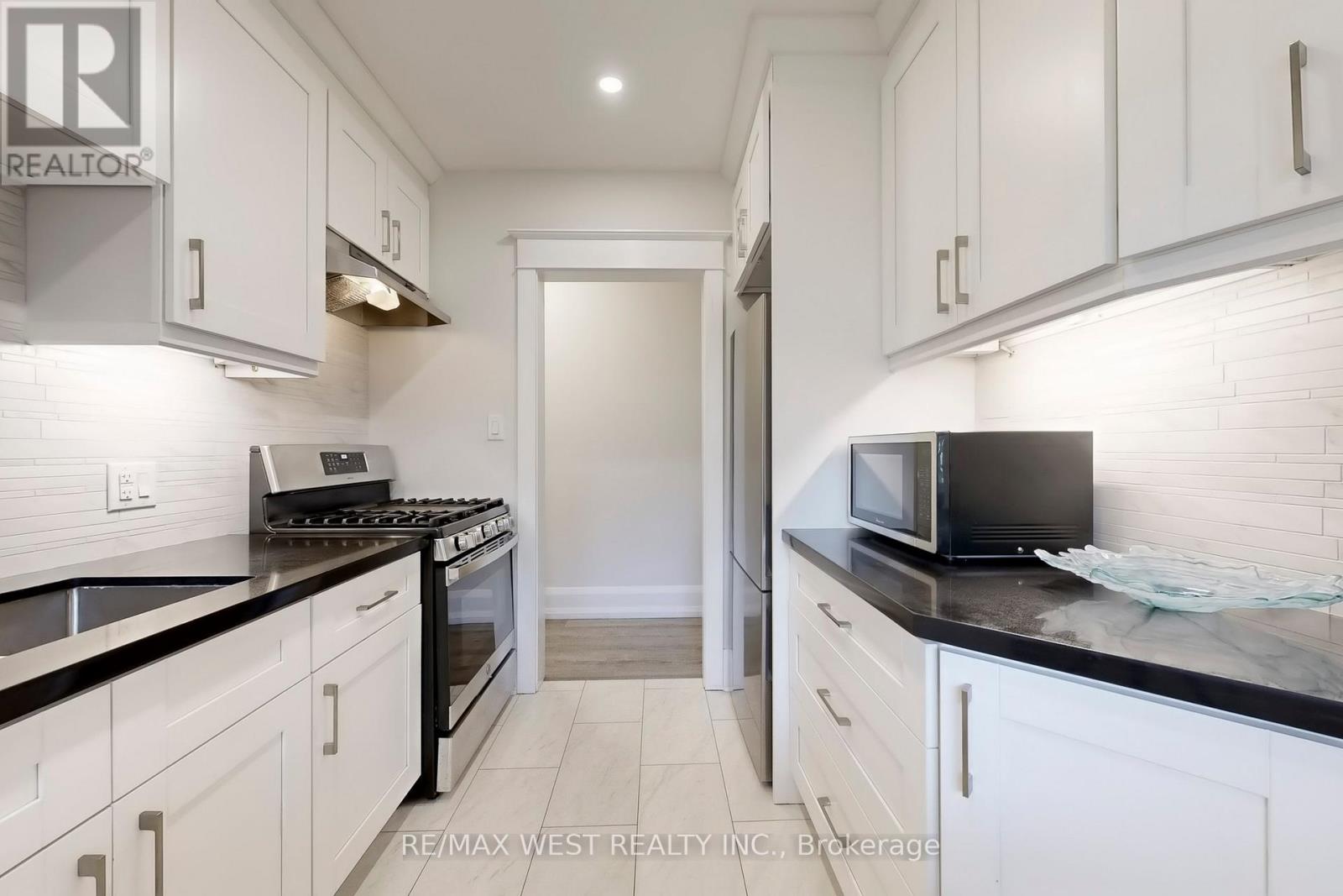 Building 1 Unit 5 - 9 Humewood Court, Toronto, Ontario  M6C 1C9 - Photo 18 - C12838024