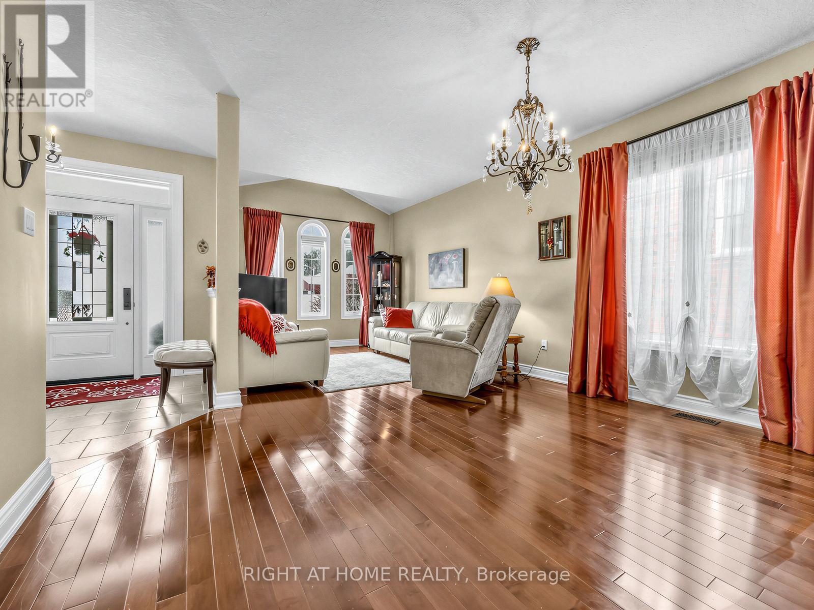 826 Booth Avenue, Innisfil, Ontario  L9S 0A7 - Photo 4 - N12837926