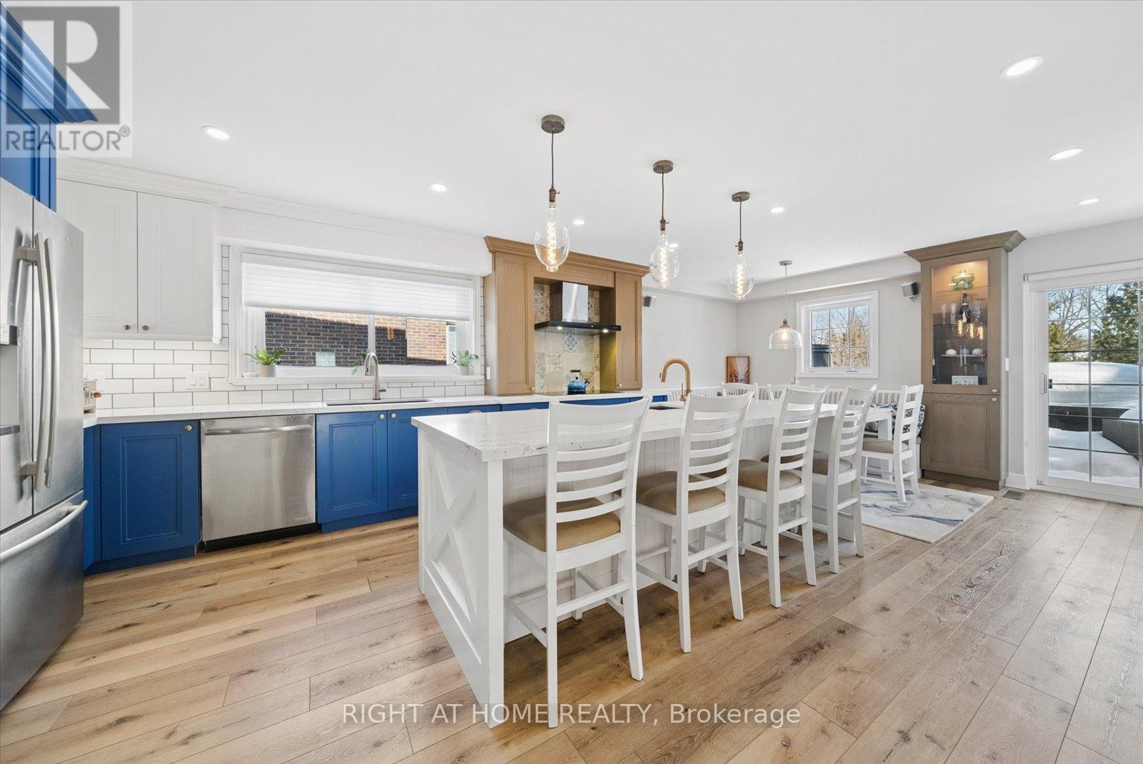 7 Banbury Court, Aurora, Ontario  L4G 3M8 - Photo 3 - N12837960