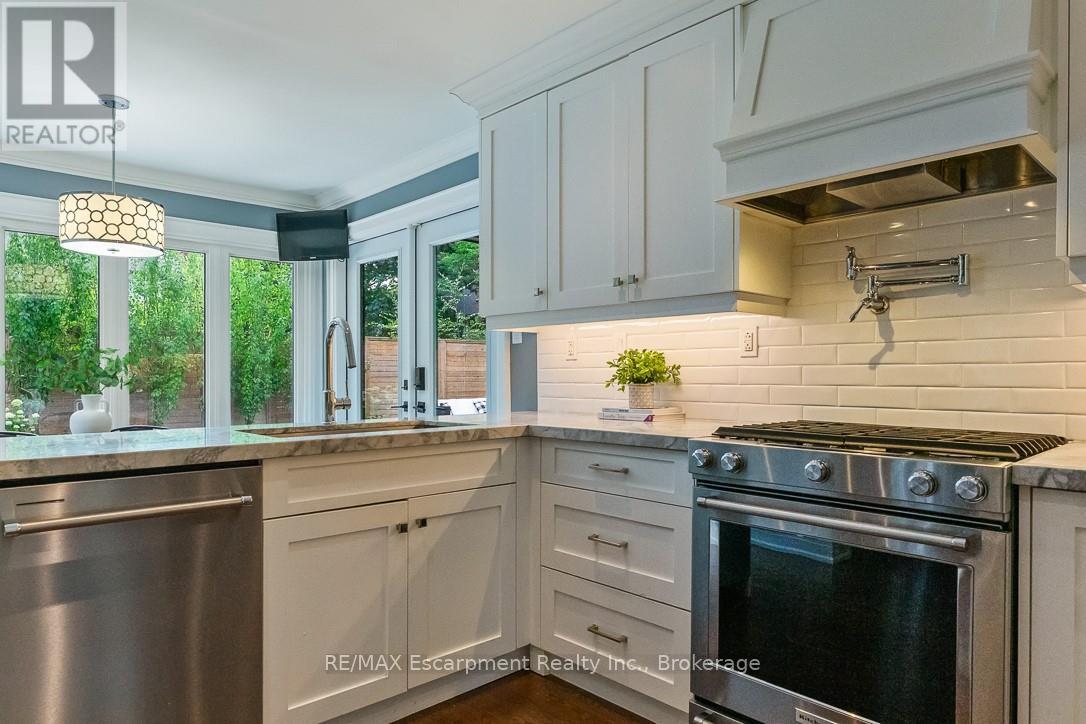 484 Aspen Forest Drive, Oakville, Ontario  L6J 6H7 - Photo 9 - W12837064