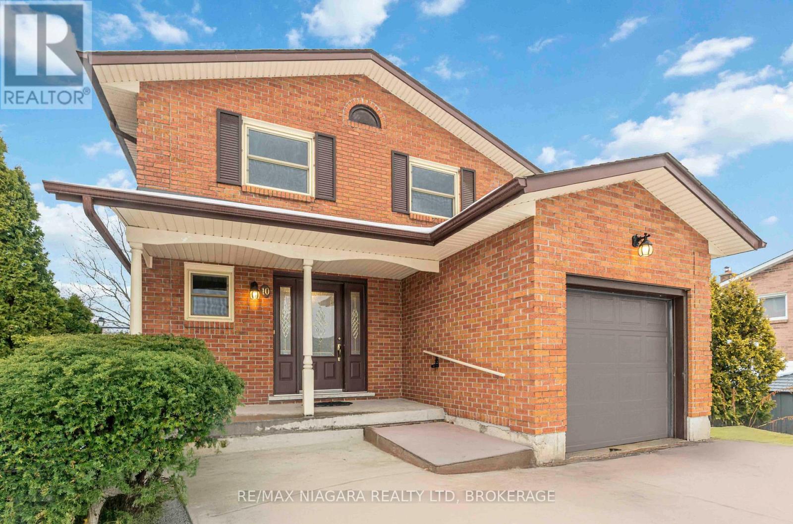 10 Donegel Place, Hamilton, Ontario  L9A 4Z6 - Photo 1 - X12838270