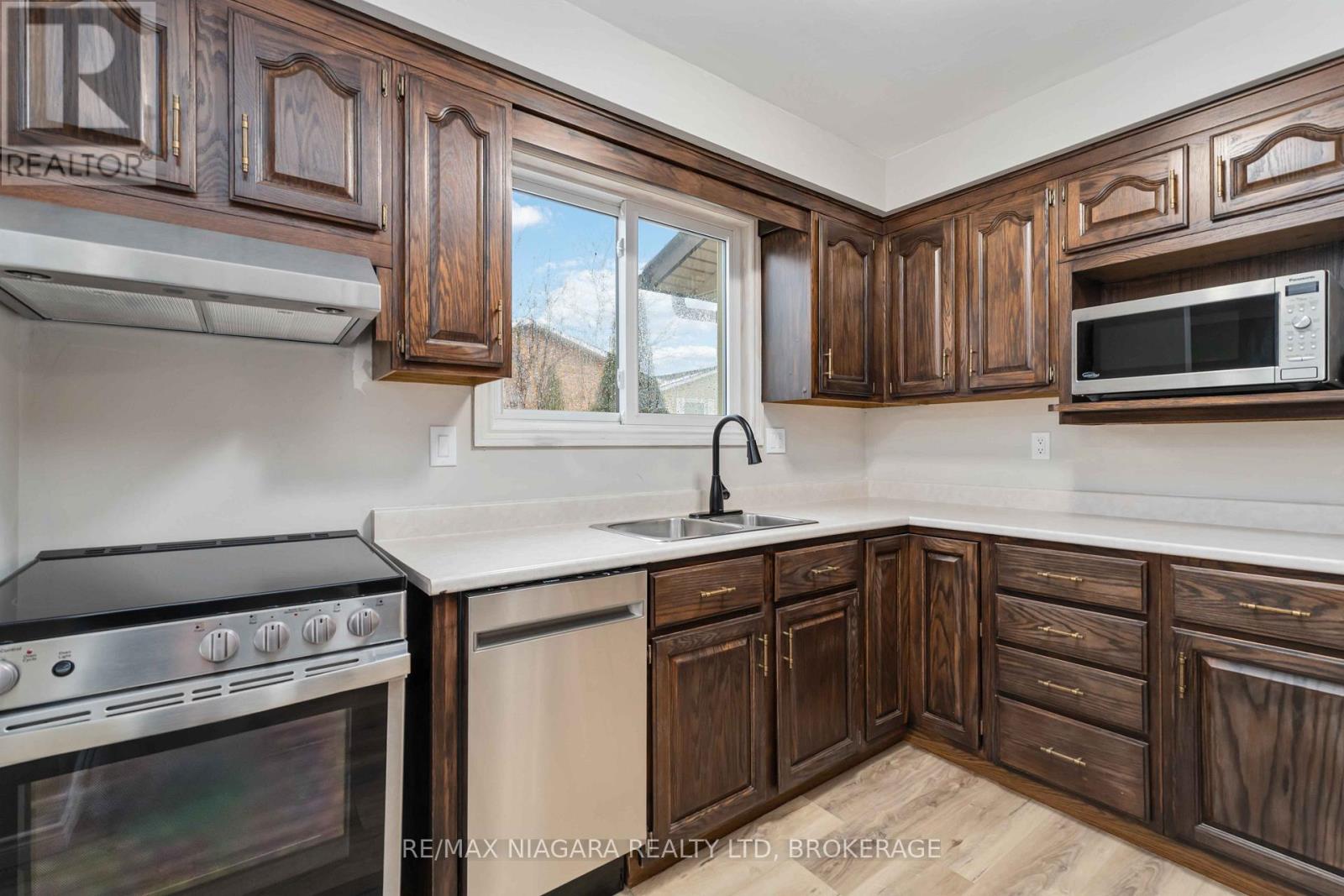 10 Donegel Place, Hamilton, Ontario  L9A 4Z6 - Photo 12 - X12838270