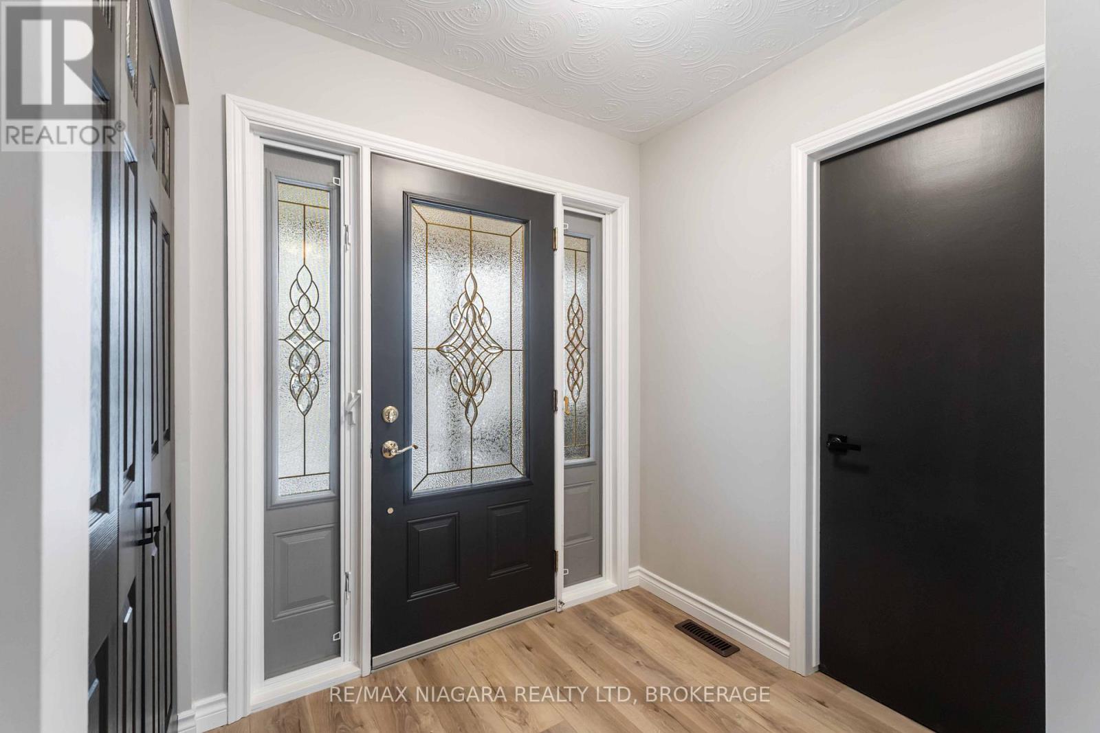 10 Donegel Place, Hamilton, Ontario  L9A 4Z6 - Photo 2 - X12838270