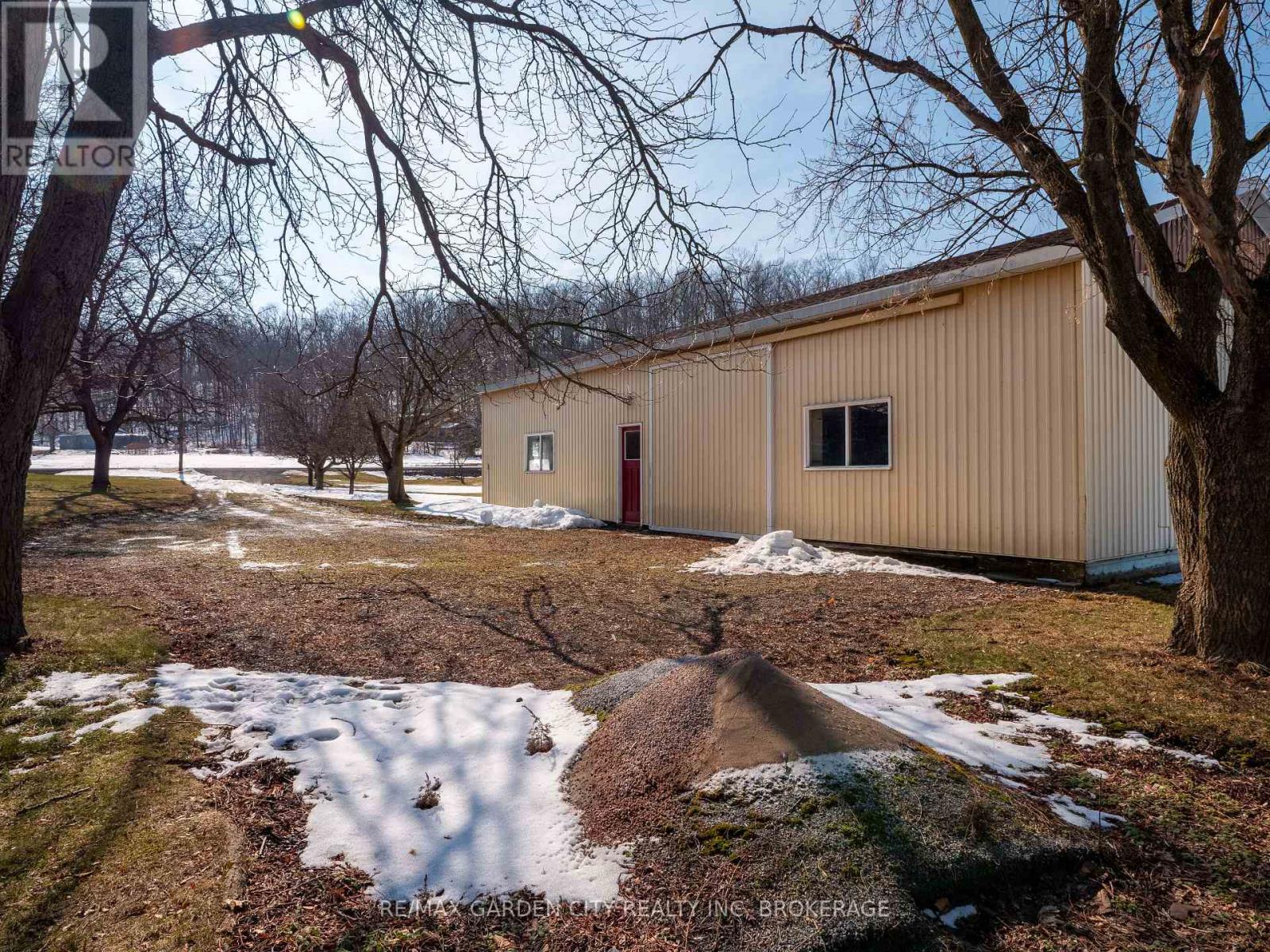 1609 Pelham Road, St. Catharines, Ontario  L2R 6P7 - Photo 4 - X12838272