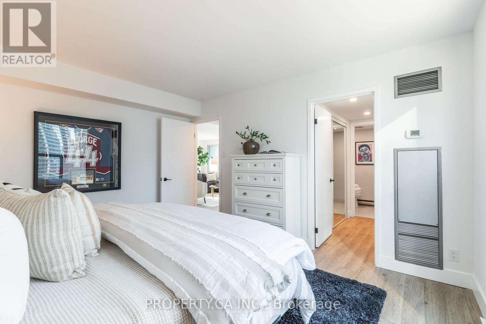 2212 - 77 Harbour Square, Toronto, Ontario  M5J 2S2 - Photo 16 - C12838438