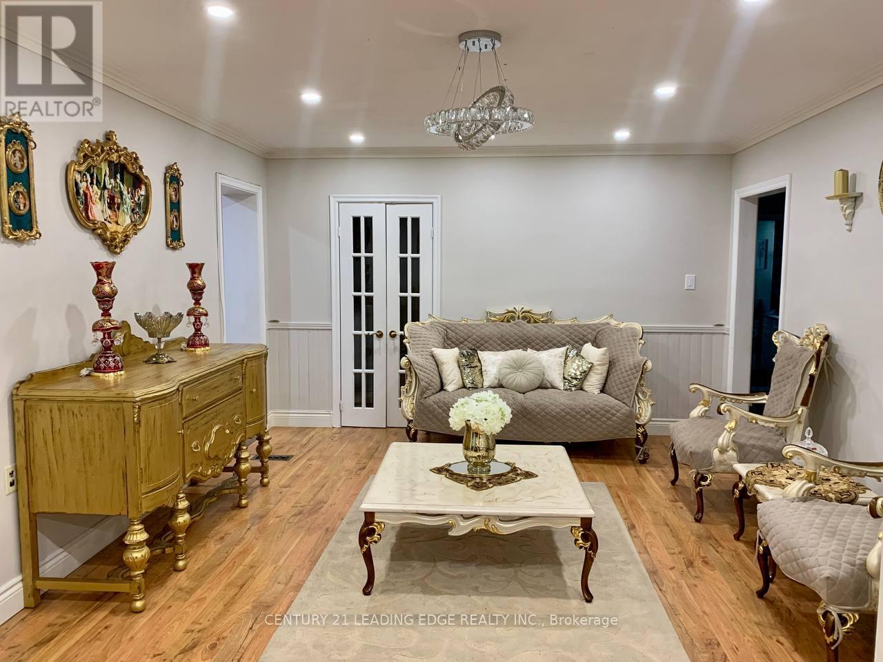 91 Lucas Street, Richmond Hill (Mill Pond), Ontario  L4C 4P4 - Photo 5 - N12838238