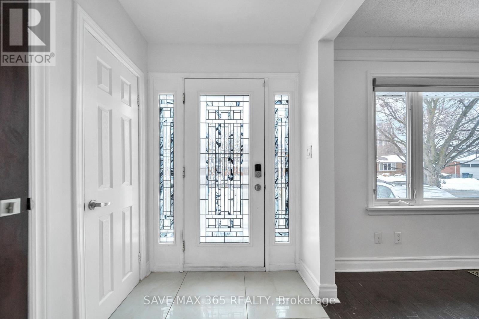 Main - 202 Renforth Drive, Toronto (Markland Wood), Ontario  M9C 2K7 - Photo 4 - W12838168