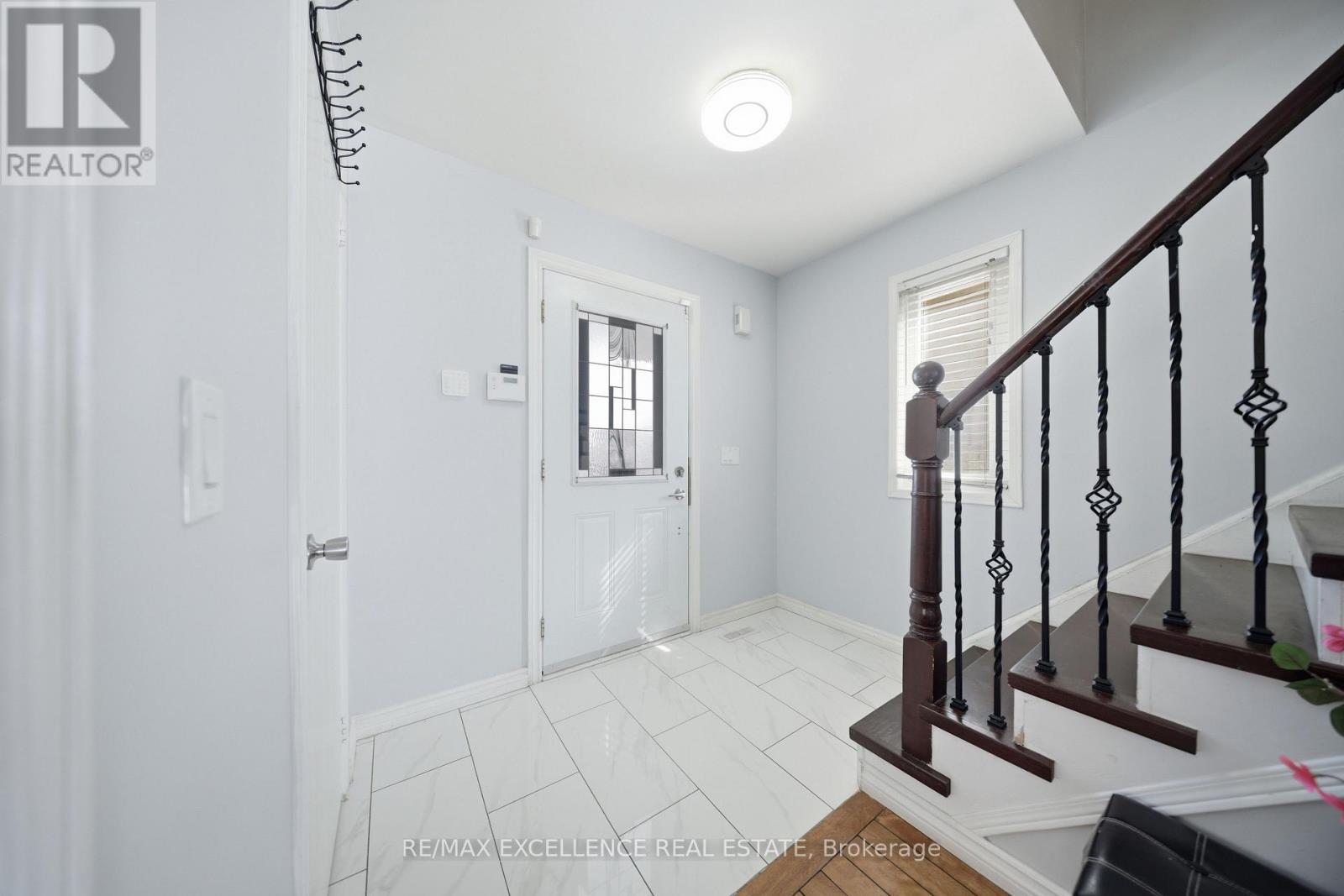 46 Nectarine Crescent, Brampton, Ontario  L6S 5Z1 - Photo 3 - W12838290