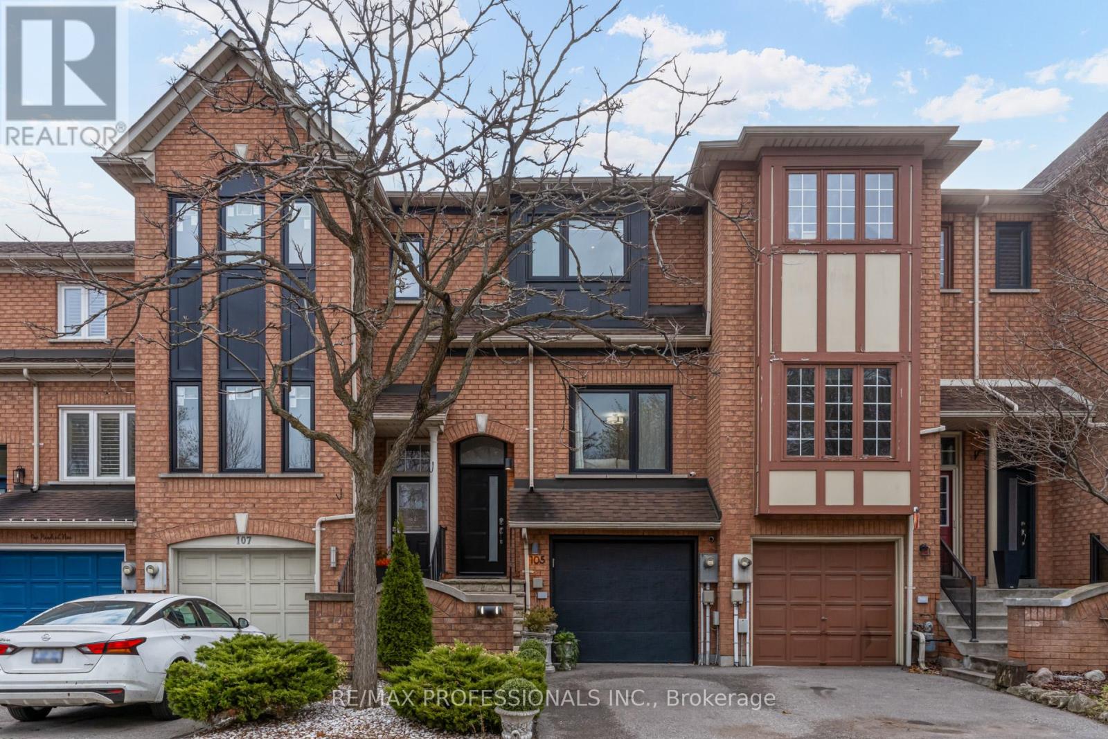 105 HARBOURVIEW CRESCENT