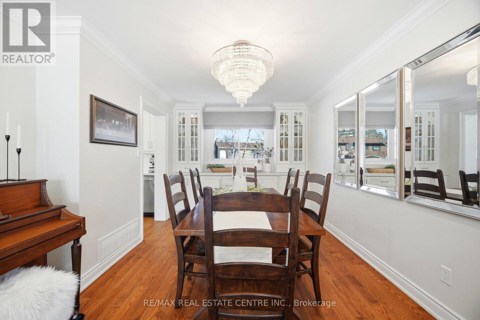 4253 Marblethorne Court, Mississauga, Ontario  L4W 2H9 - Photo 10 - W12838392