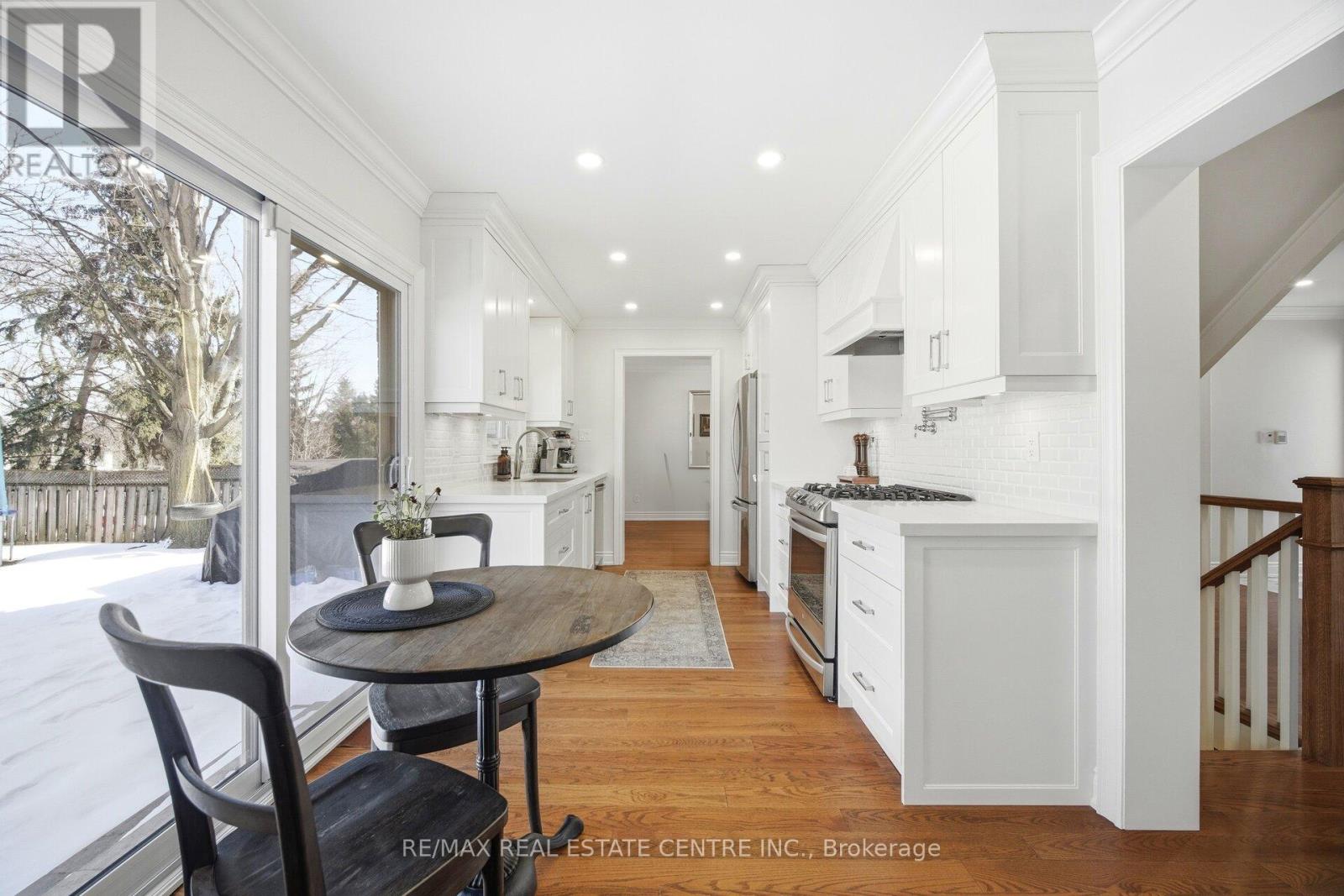 4253 Marblethorne Court, Mississauga, Ontario  L4W 2H9 - Photo 17 - W12838392