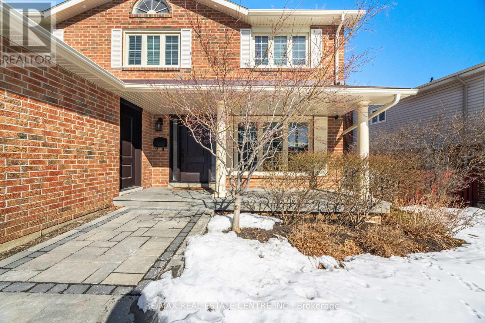 4253 Marblethorne Court, Mississauga, Ontario  L4W 2H9 - Photo 4 - W12838392