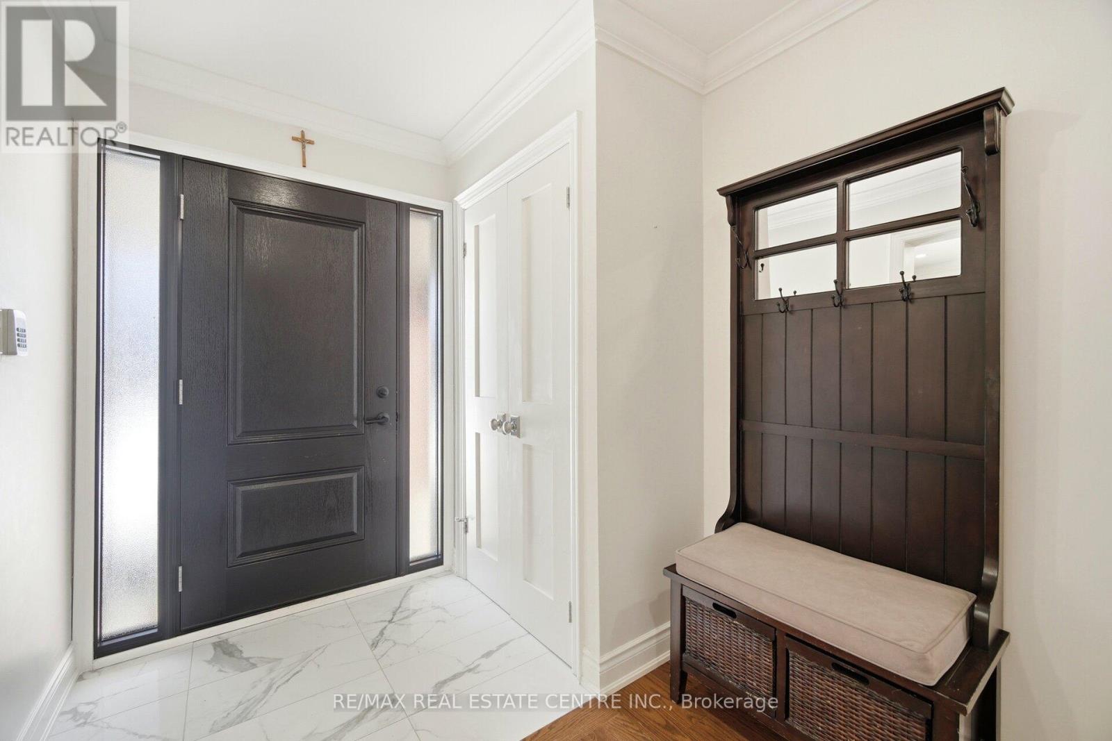 4253 Marblethorne Court, Mississauga, Ontario  L4W 2H9 - Photo 5 - W12838392