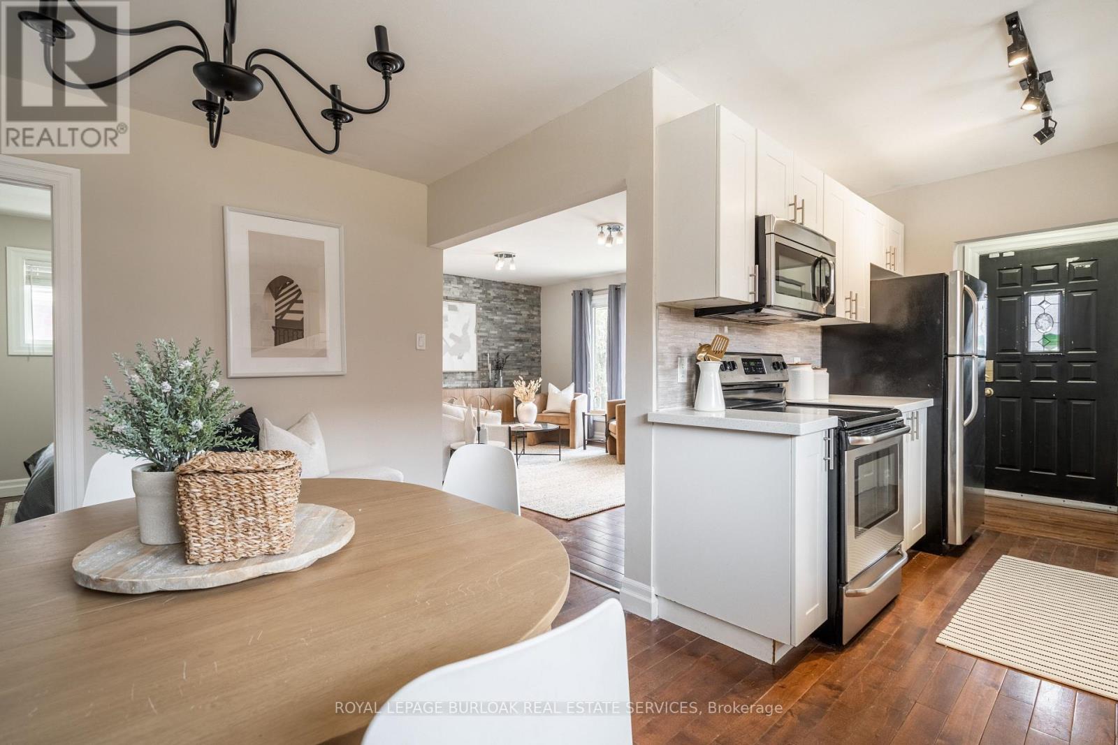 Upper - 34 Briarwood Crescent, Hamilton, Ontario  L9C 4B9 - Photo 10 - X12838296