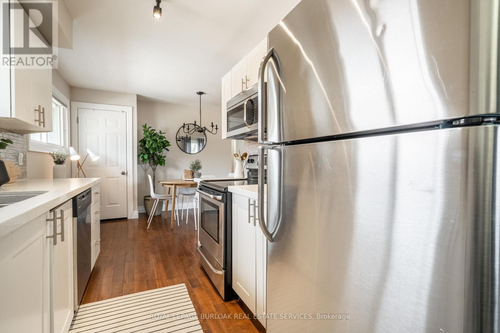 Upper - 34 Briarwood Crescent, Hamilton, Ontario  L9C 4B9 - Photo 14 - X12838296