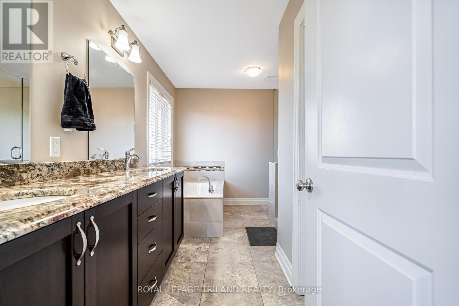 706 Bennett Crescent, Strathroy-Caradoc, Ontario  N0L 1W0 - Photo 24 - X12838618