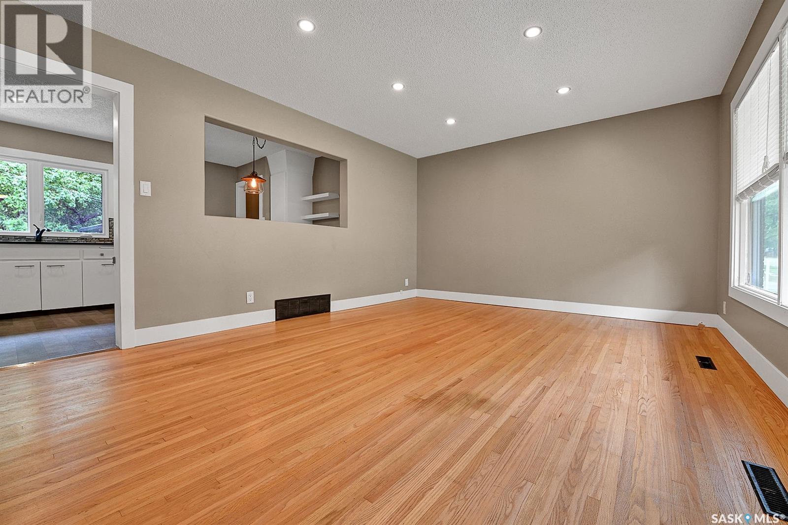 4515 Sherwood Drive, Regina, Saskatchewan  S4R 4B3 - Photo 3 - SK029414