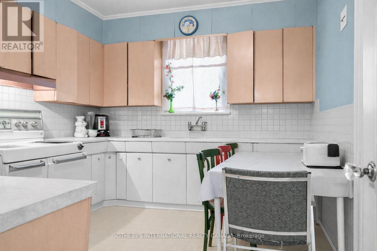 10 Gardiner Road, Toronto, Ontario  M5P 3B3 - Photo 13 - C12827556