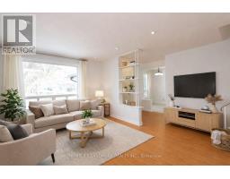 22 KNOWLES CRESCENT, Aurora, Ontario