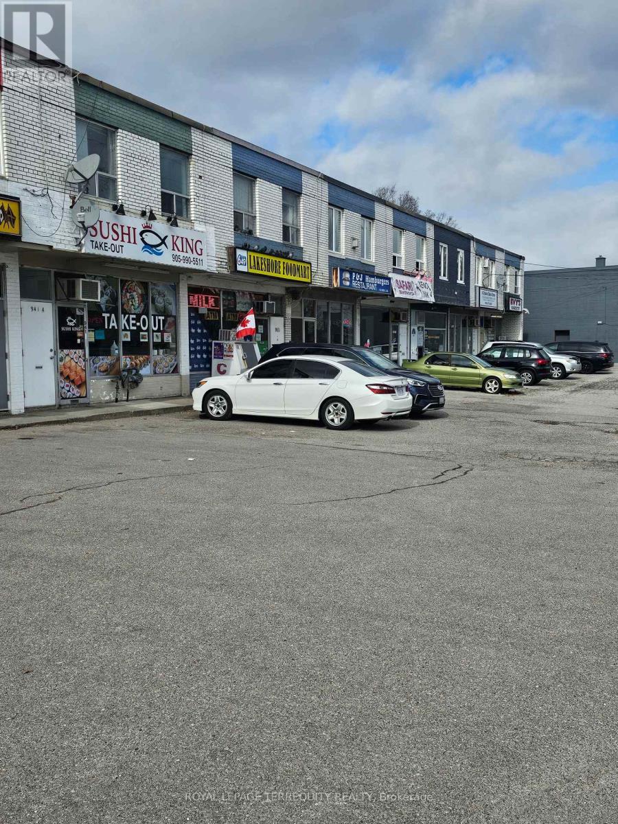 939 Lakeshore Road E, Mississauga, Ontario  L5E 1E3 - Photo 2 - W12838514