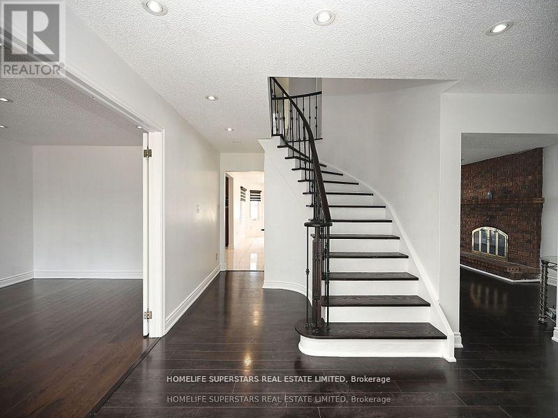 20 Bexley Court, Brampton, Ontario  L6W 4B2 - Photo 4 - W12838520