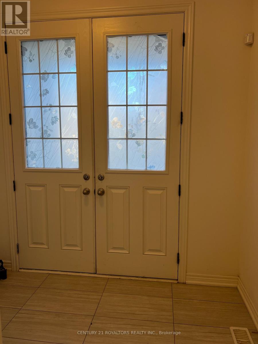 12 Foliage Drive, Brampton, Ontario  L7A 0B6 - Photo 2 - W12838532