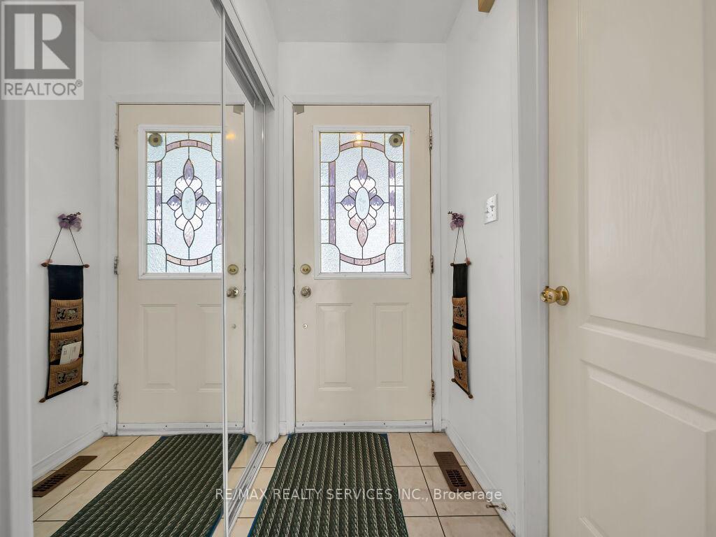 118 Queen Mary Drive, Brampton, Ontario  L7A 2R5 - Photo 5 - W12838610