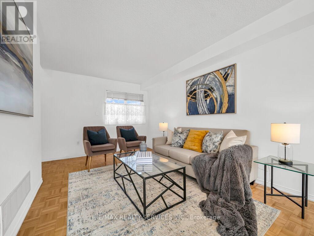 118 Queen Mary Drive, Brampton, Ontario  L7A 2R5 - Photo 8 - W12838610