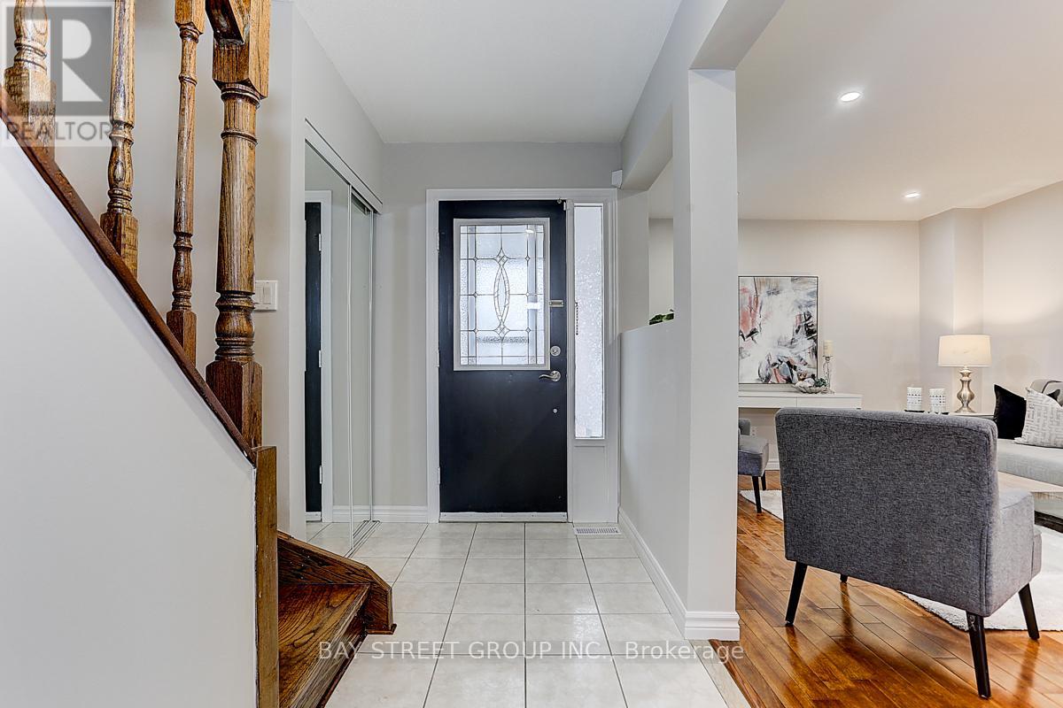 182 Risebrough Circuit, Markham, Ontario  L3R 3E3 - Photo 4 - N12813876