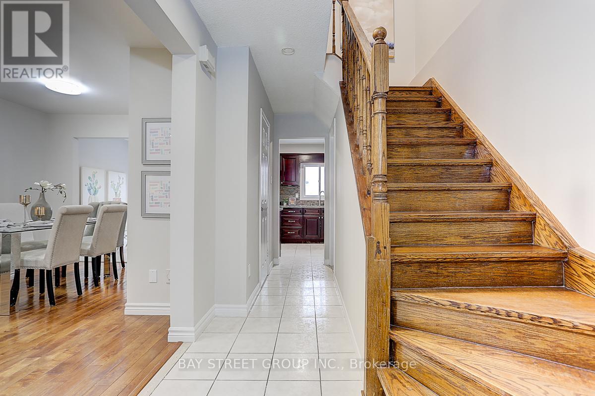 182 Risebrough Circuit, Markham, Ontario  L3R 3E3 - Photo 5 - N12813876