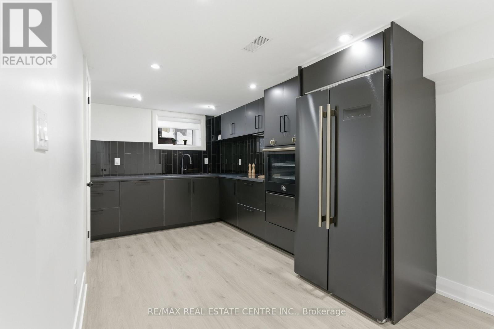 Apt B (Lower) - 70 Beaverbrook Avenue, Toronto, Ontario  M9B 2N6 - Photo 2 - W12810350