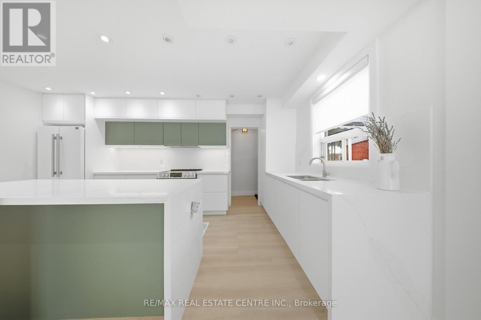 Apt. A (Upper) - 70 Beaverbrook Avenue, Toronto, Ontario  M9B 2N6 - Photo 2 - W12810348