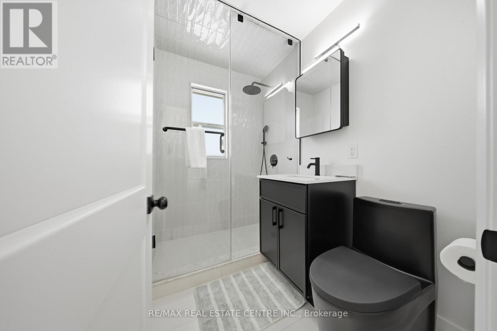 Apt. A (Upper) - 70 Beaverbrook Avenue, Toronto, Ontario  M9B 2N6 - Photo 11 - W12810348