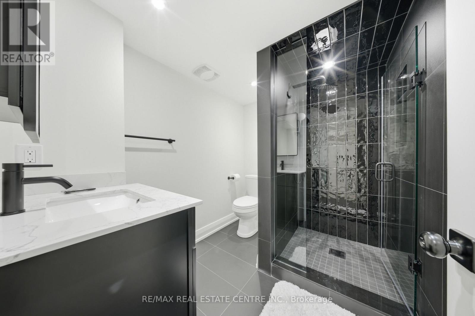 Apt B (Lower) - 70 Beaverbrook Avenue, Toronto, Ontario  M9B 2N6 - Photo 8 - W12810350