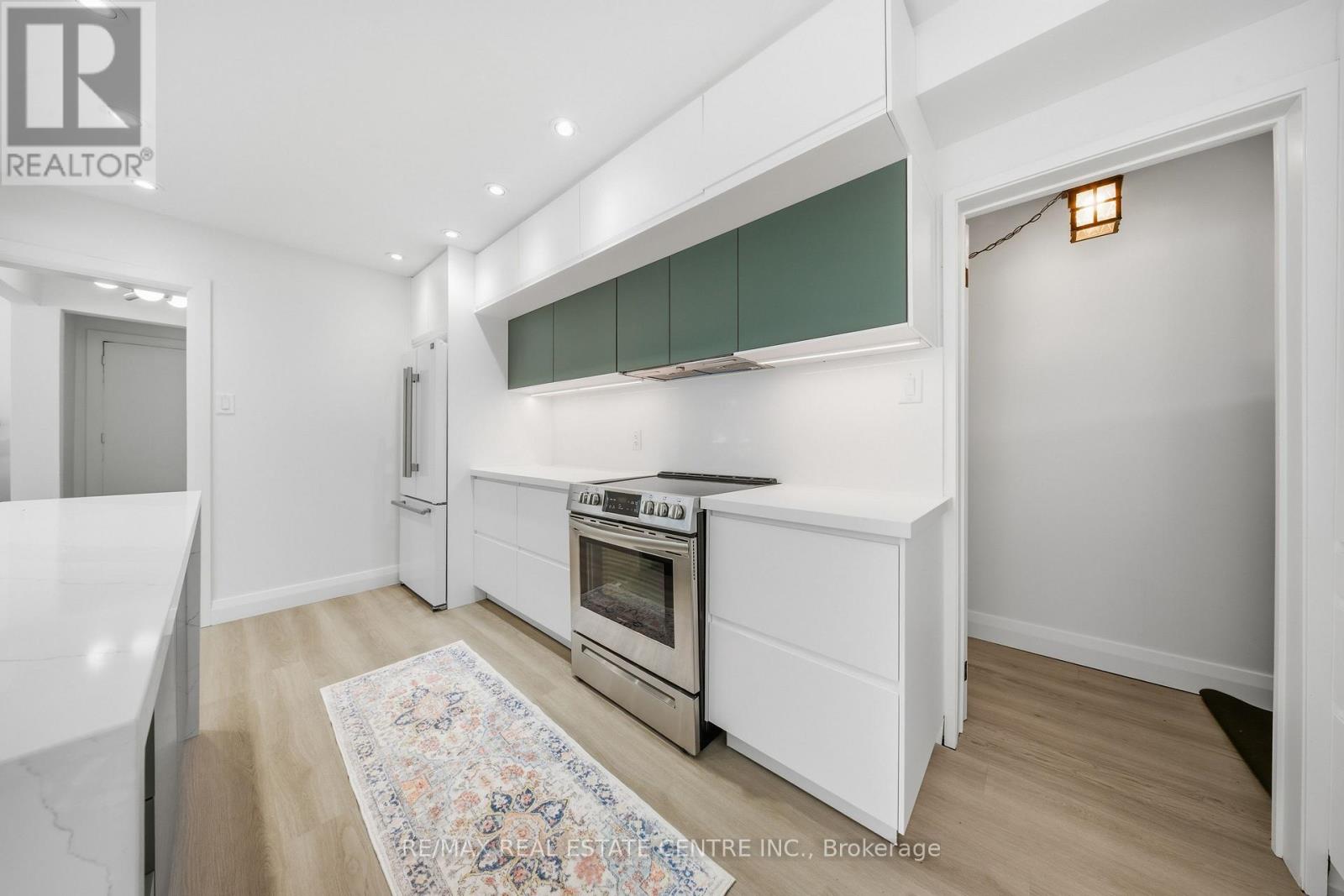 Apt. A (Upper) - 70 Beaverbrook Avenue, Toronto, Ontario  M9B 2N6 - Photo 3 - W12810348