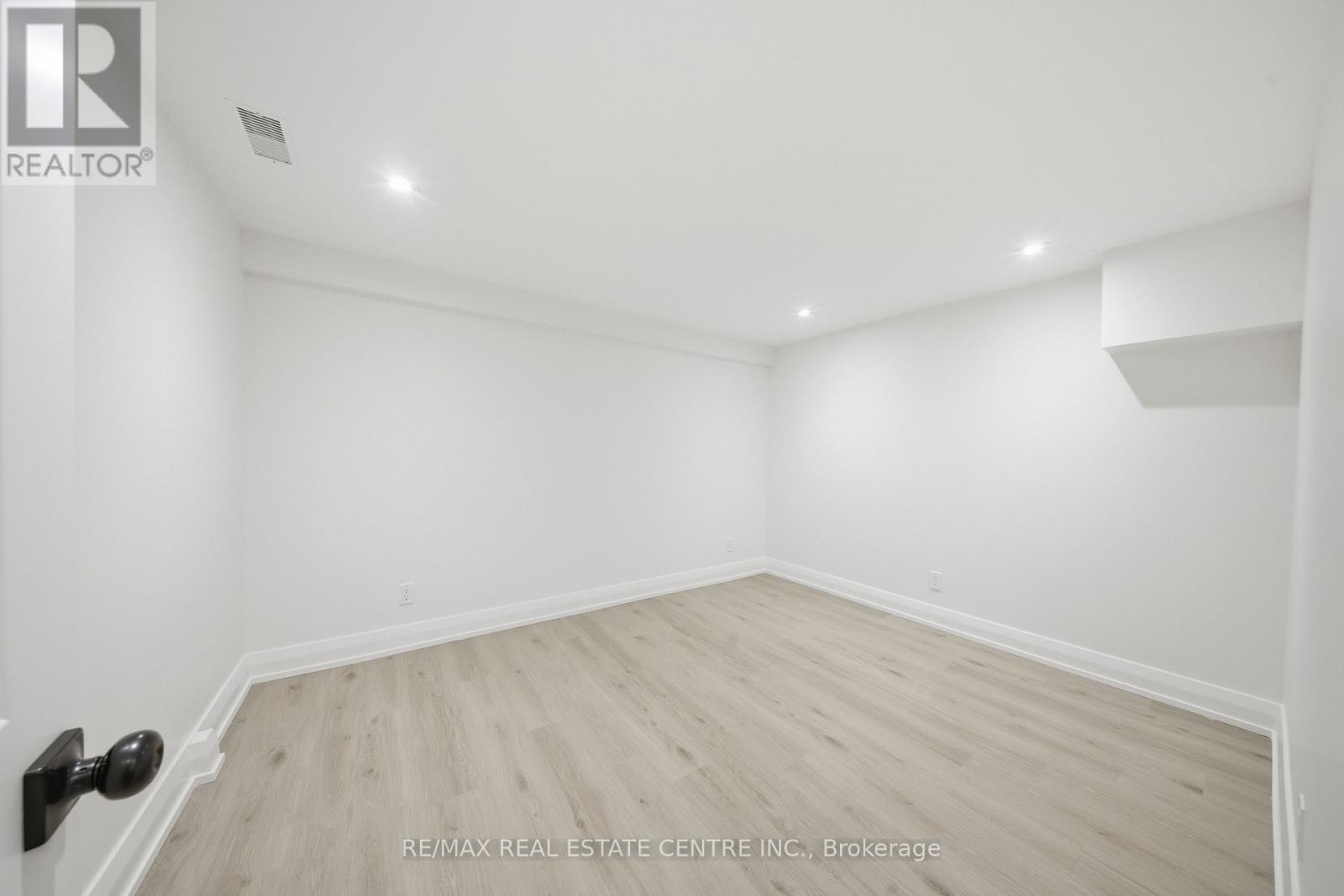 Apt B (Lower) - 70 Beaverbrook Avenue, Toronto, Ontario  M9B 2N6 - Photo 11 - W12810350