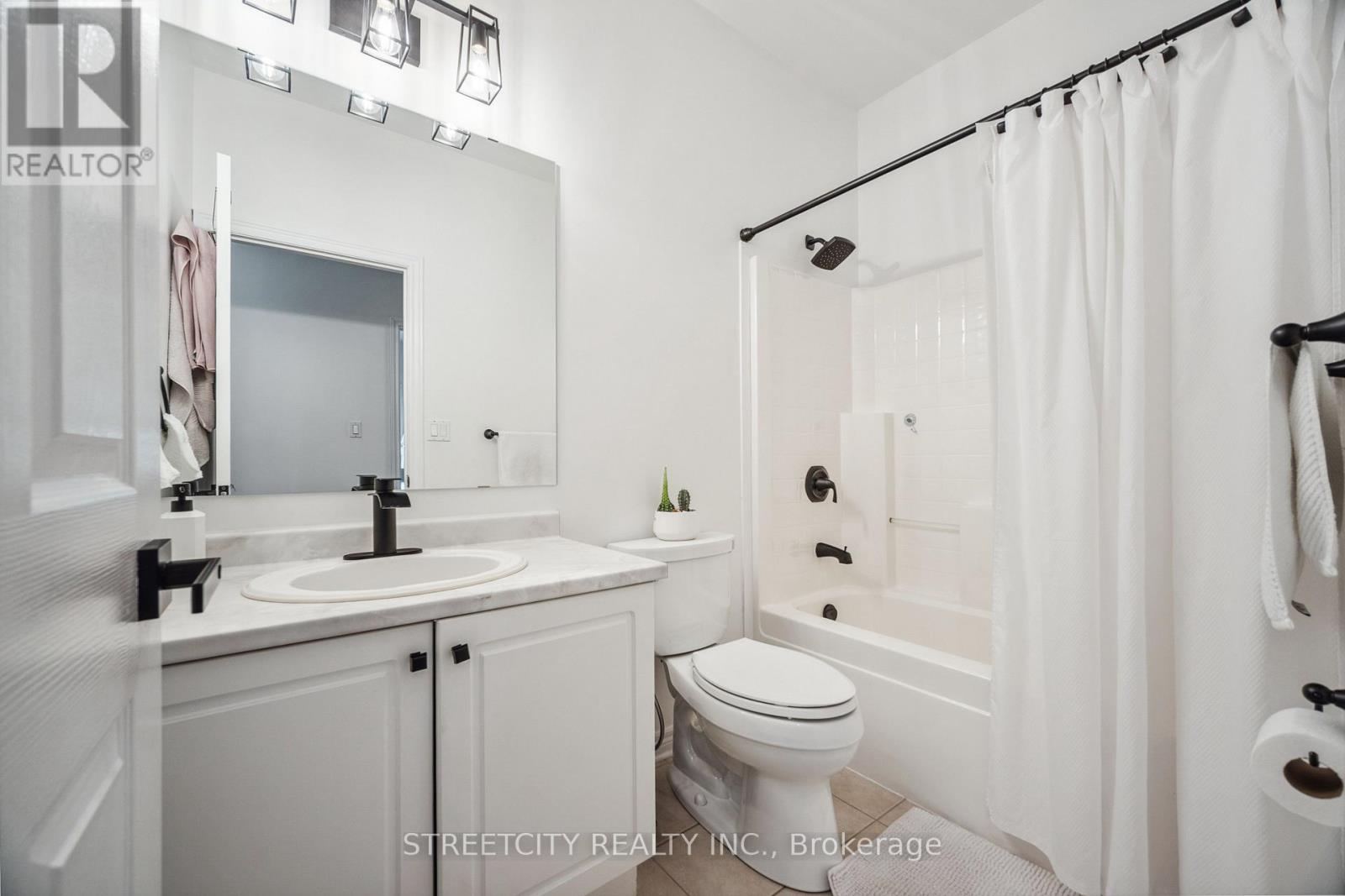 211 - 2025 Meadowgate Boulevard S, London South, Ontario  N6M 1K9 - Photo 11 - X12838638