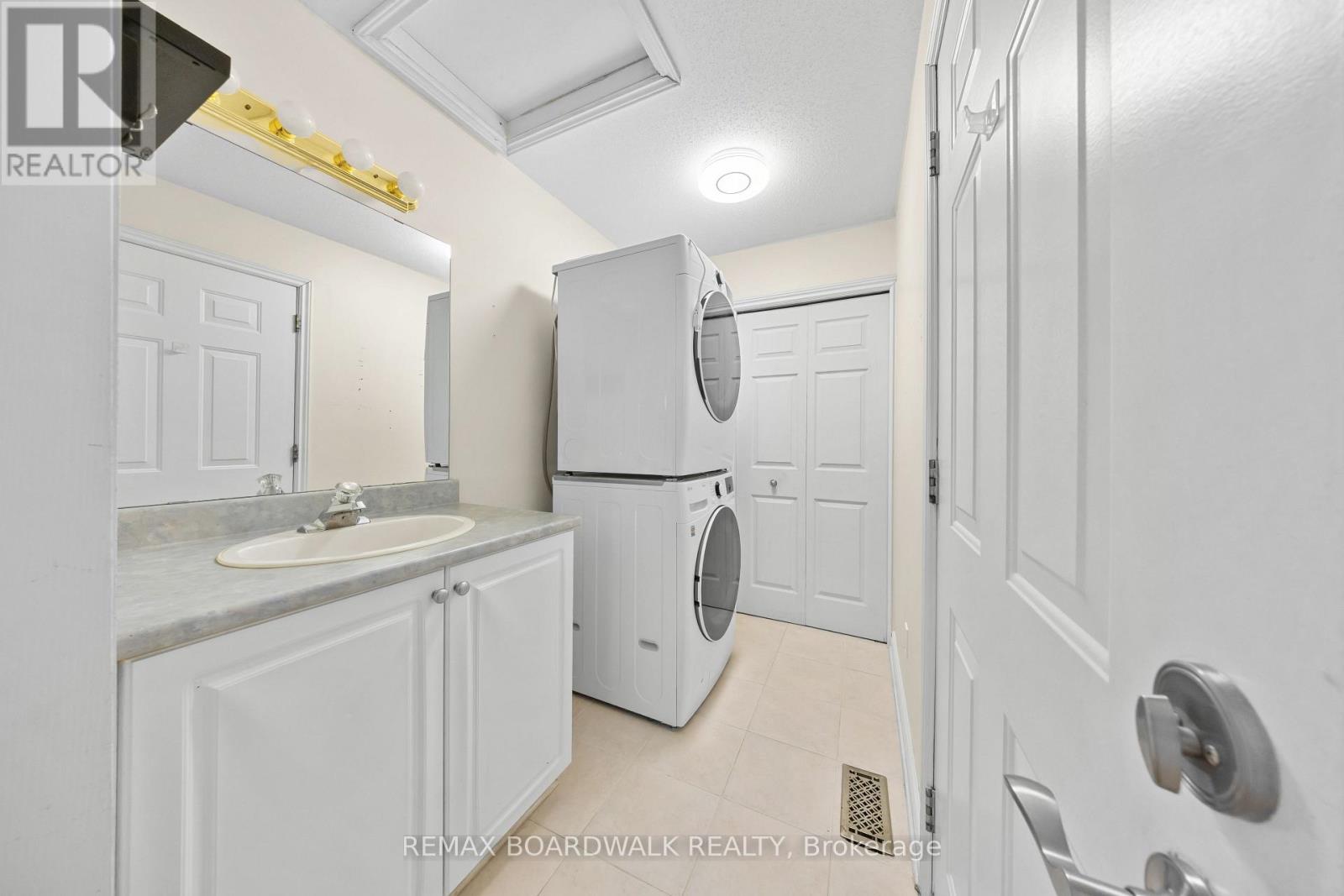 1 Weaver Crescent, Ottawa, Ontario  K2K 3E1 - Photo 11 - X12838850