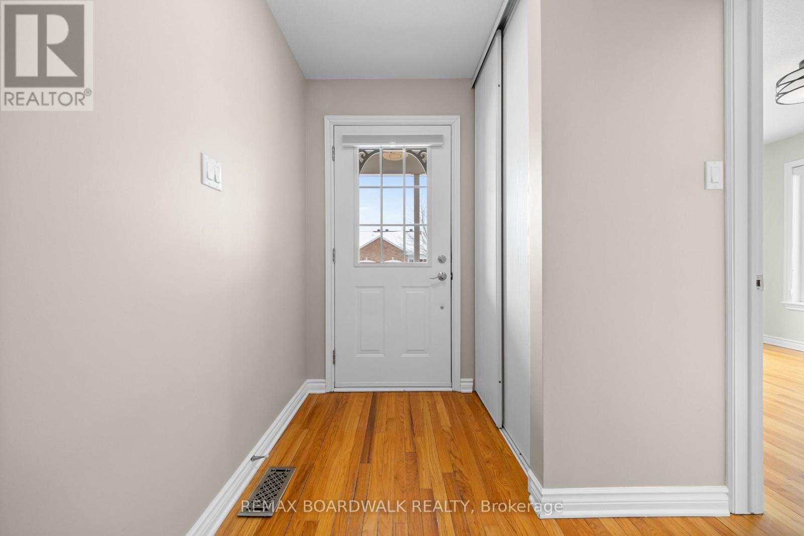 1 Weaver Crescent, Ottawa, Ontario  K2K 3E1 - Photo 4 - X12838850