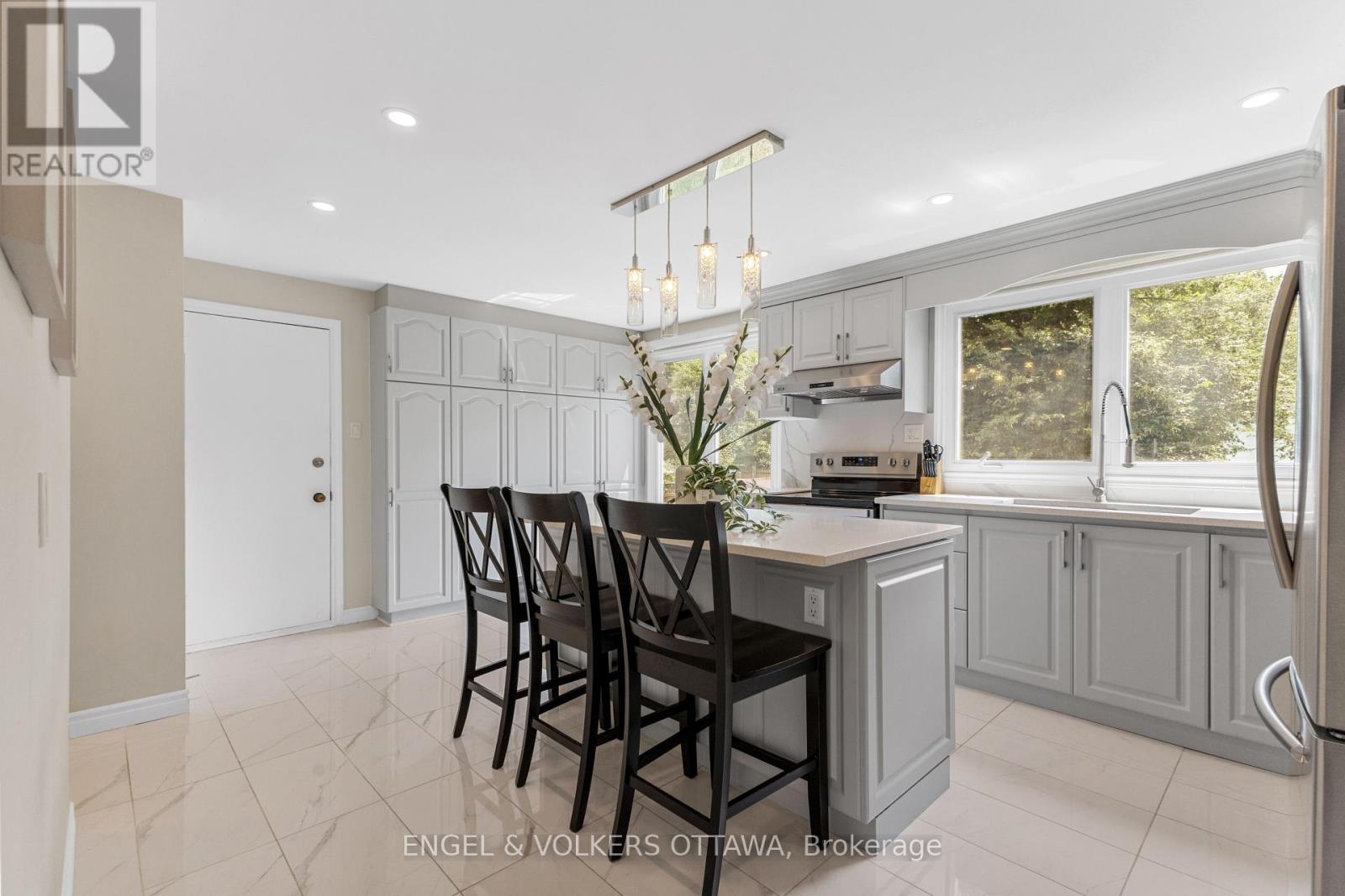 97 Queensline Drive, Ottawa, Ontario  K2H 7J6 - Photo 8 - X12838856