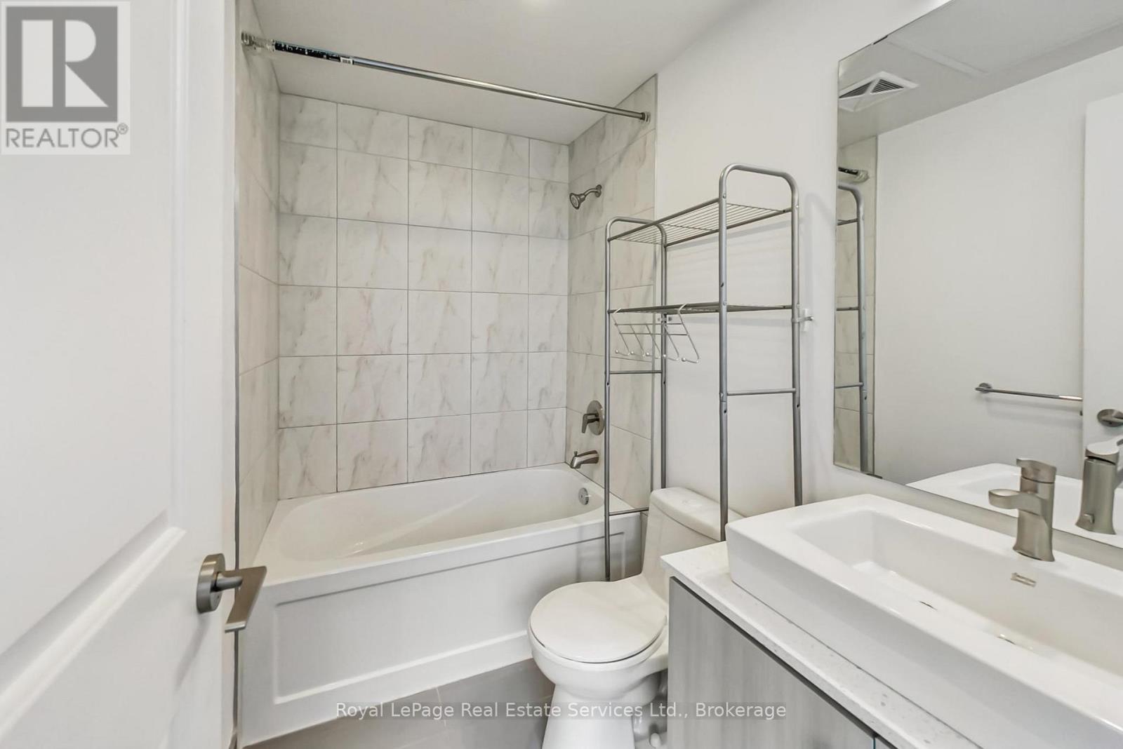 2405 - 1 The Esplanade, Toronto, Ontario  M5E 0A8 - Photo 17 - C12838718