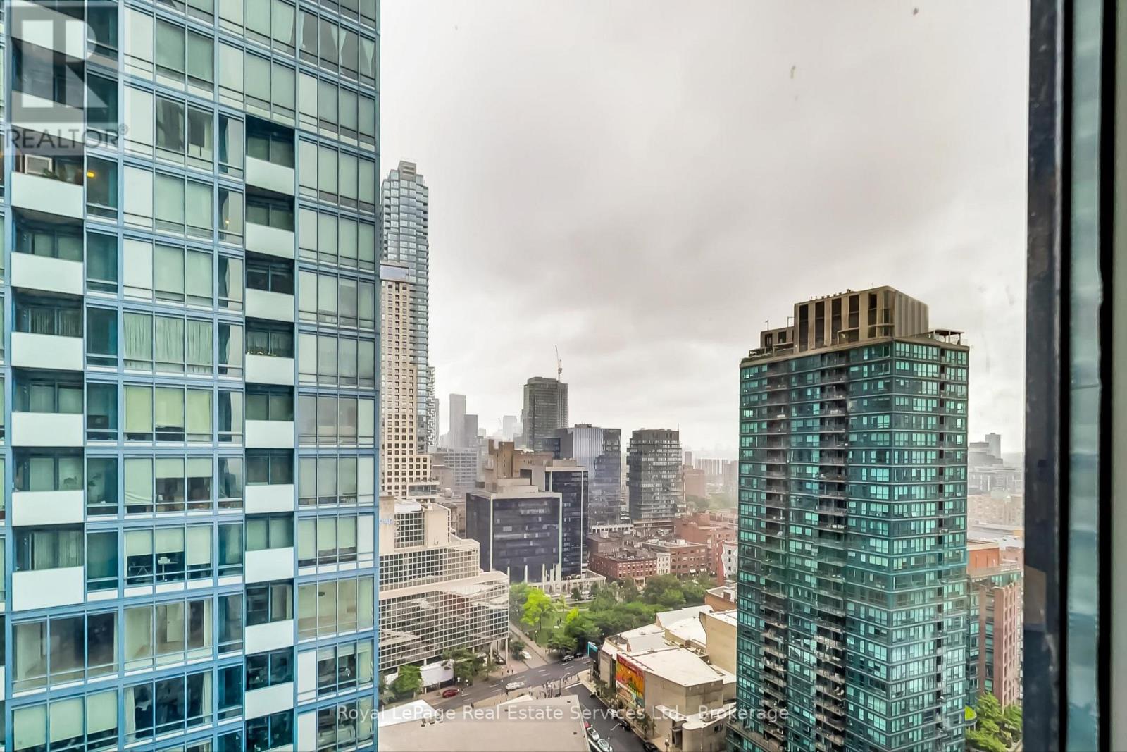 2405 - 1 The Esplanade, Toronto, Ontario  M5E 0A8 - Photo 8 - C12838718