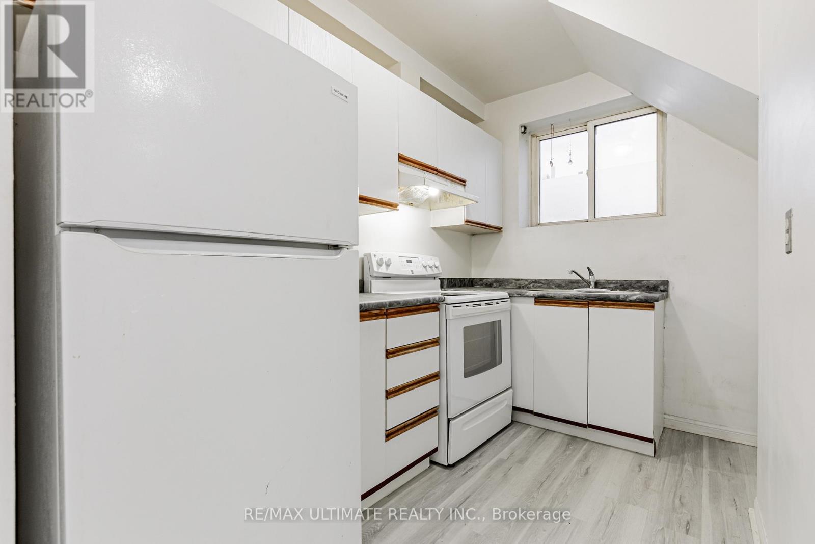 4 - 996 QUEEN STREET E, Toronto, Ontario