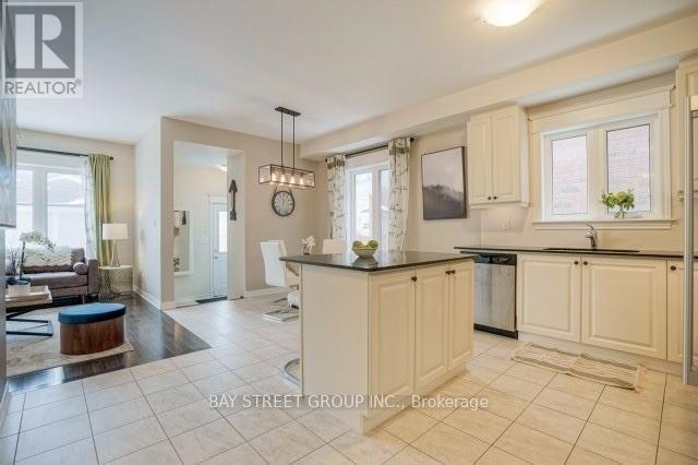 24 Plantain Lane, Richmond Hill, Ontario  L4E 1B9 - Photo 8 - N12838682