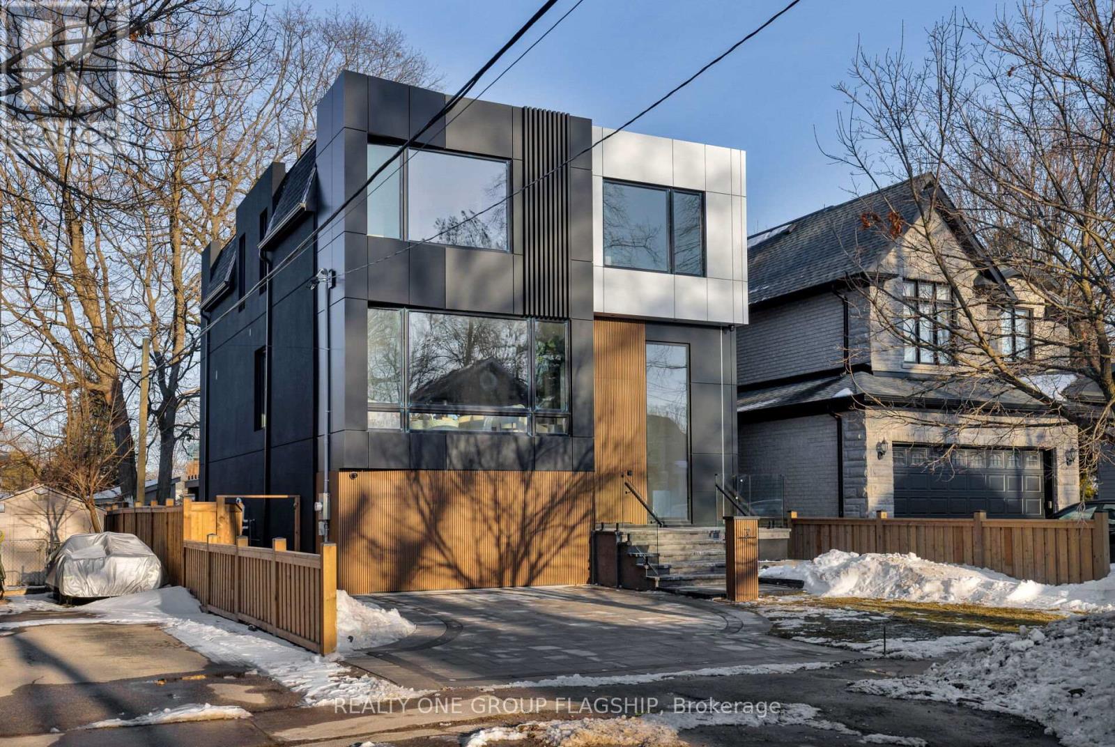 7 Bentley Drive, Toronto, Ontario  M8Z 3L9 - Photo 2 - W12838644