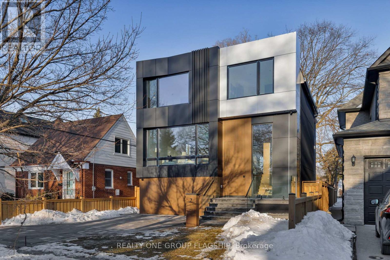 7 Bentley Drive, Toronto, Ontario  M8Z 3L9 - Photo 5 - W12838644