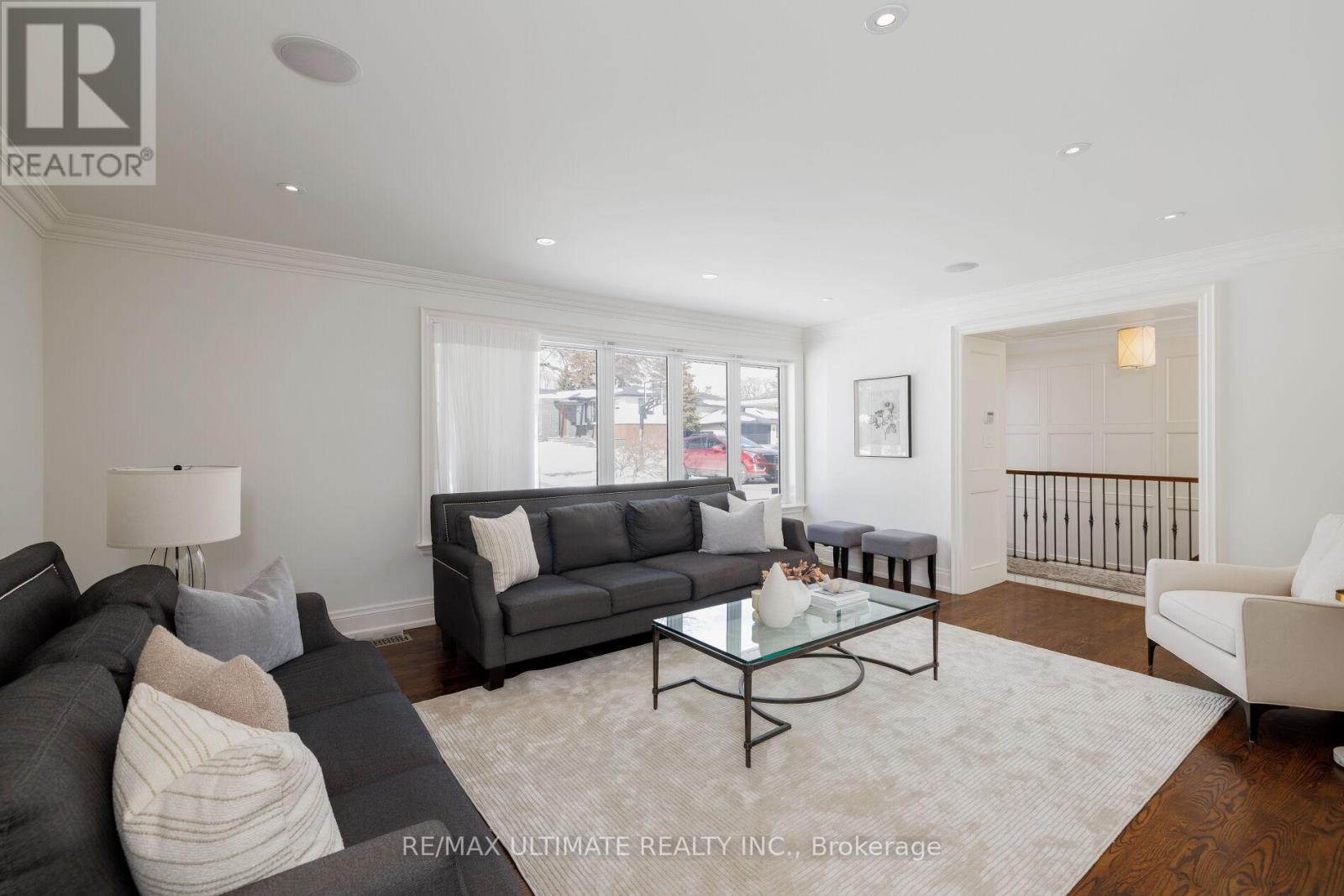 27 Ravensbourne Crescent, Toronto, Ontario  M9A 2A9 - Photo 10 - W12838808