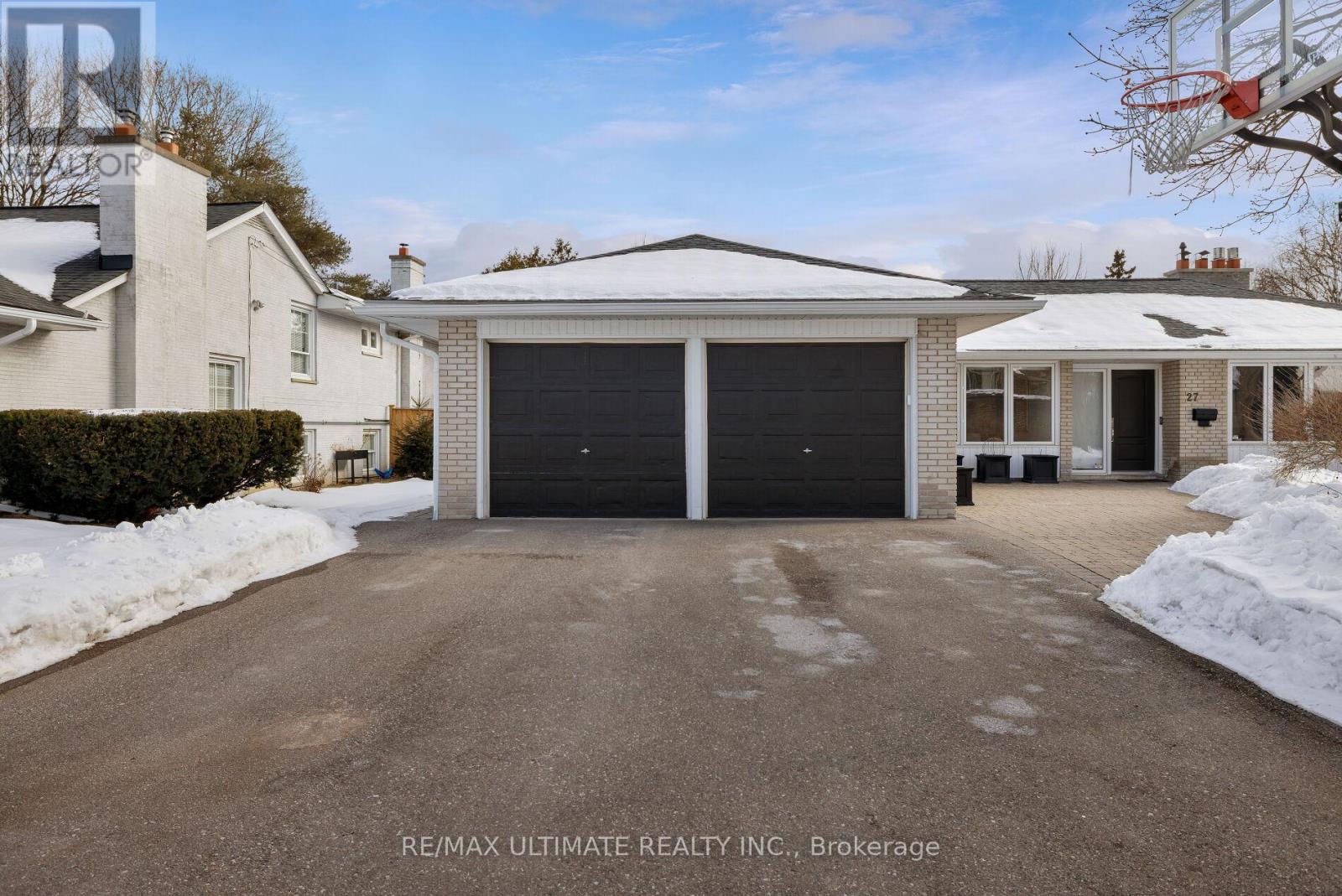 27 Ravensbourne Crescent, Toronto, Ontario  M9A 2A9 - Photo 2 - W12838808